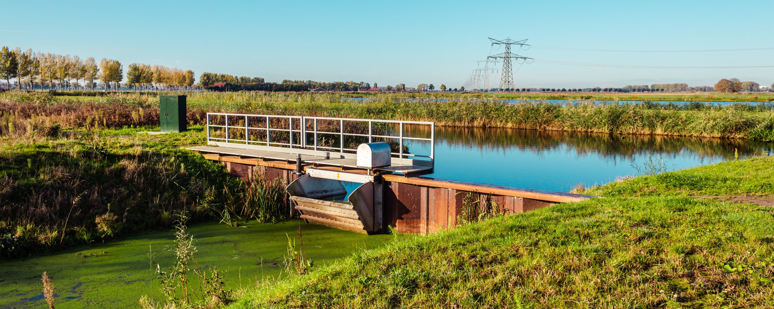 Een T-splitsing van 2 sloten waarbij een gedeelte door een stuw wordt gescheiden van de andere sloten. In het afgescheiden deel is het waterpeil een stuk lager