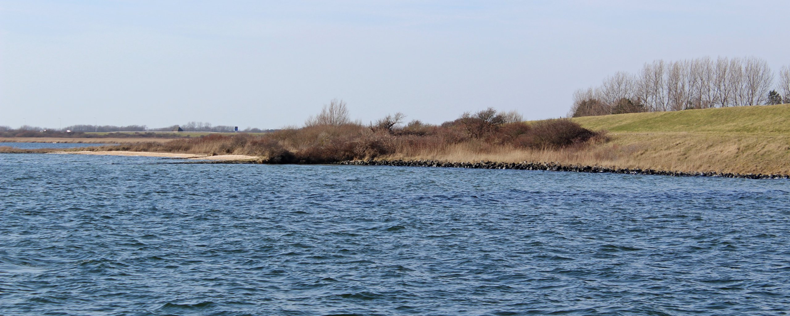 Dijk Grevelingen vanaf het water gezien