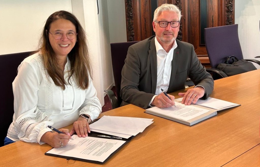Wethouder Jauharina Oelfke-ten Seldam (links) en heemraad Frank van Oorschot ondertekenen de intentieovereenkomst.