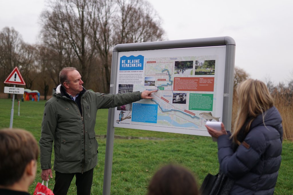 Bord met titel 'De Blauwe Verbinding'