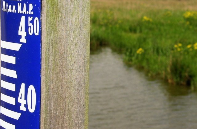 Waterpeil-paal in water
