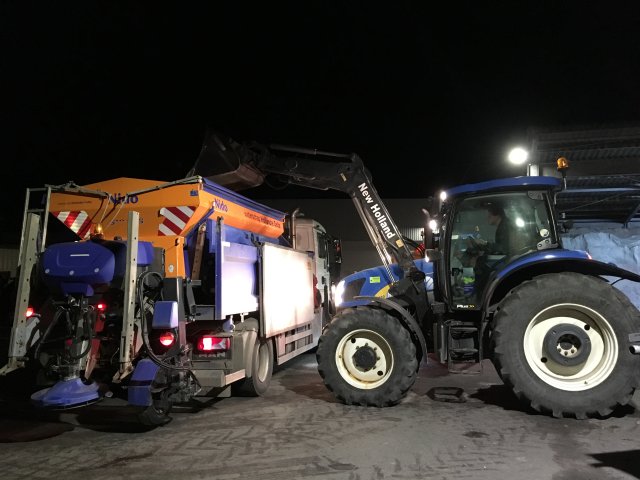 Vullen van de strooiwagen
