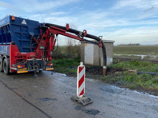 Tankauto die het afvalwater uit de persleiding omhoog pompt