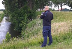 Schouwmeeester controleert watergang