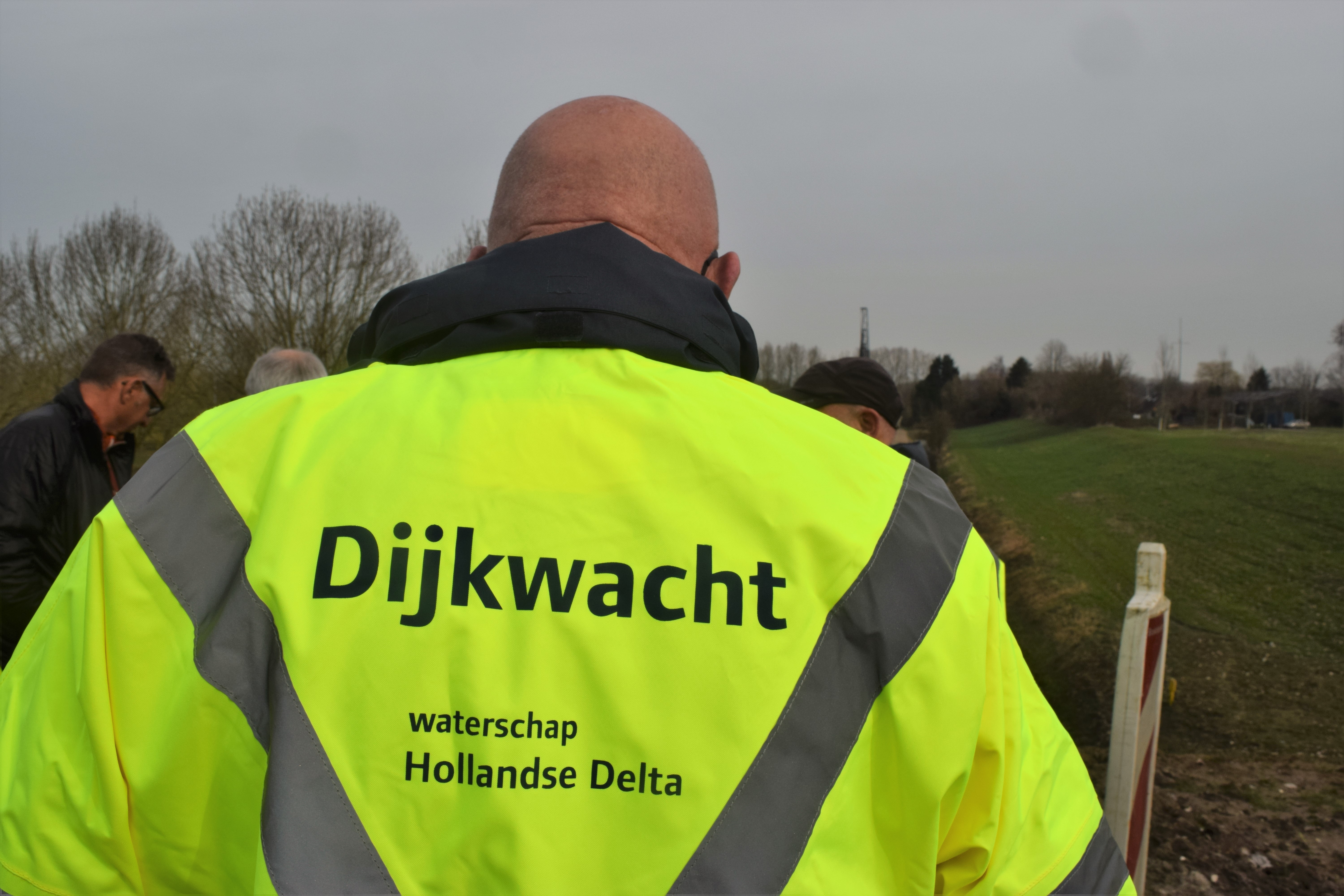Lek onder dijk in Hellevoetsluis snel gedicht
