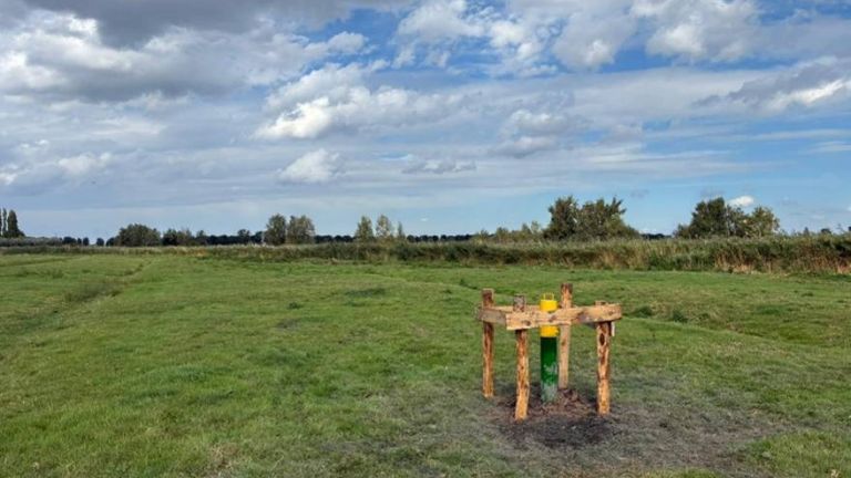 Waarnemingsput met beschermhekje in het Oudeland van Strijen