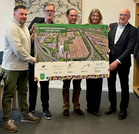 Rechts op de foto: heemraad watersysteem Piet van der Eijk van wateschap Hllandse Delta 