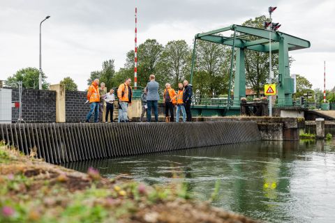 De omgekeerde pomp van gemaal Gorzeman pompt zoet water uit het Haringvliet in het Kanaal door Voorne