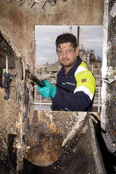 Collega Renco maakt een zuivering schoon