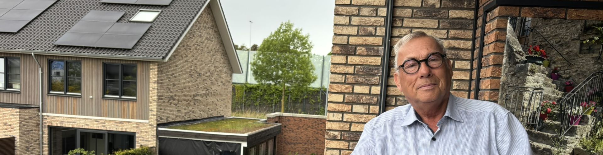Man op balkon naast sedumdak
