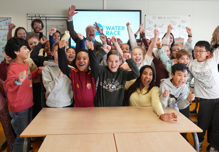 Kinderen op KC de Stelberg juichen bij de start van de Water Race