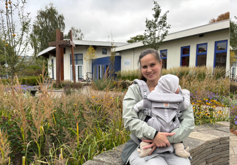 Saskia Blackburn in de tuin van de Open Hof