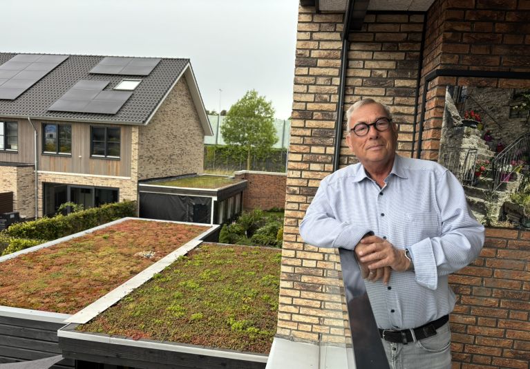 Man op balkon naast sedumdak